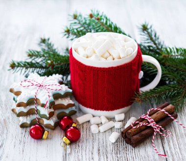 sıcak çikolata şekerleme ve gingerbread çerezleri üzerinde eski bir ahşap masa
