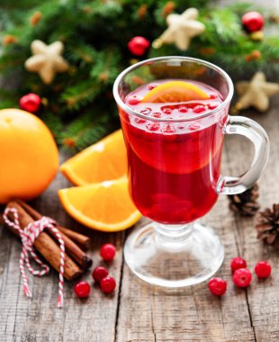 Portakal ve baharat ile sıcak mulled şarap