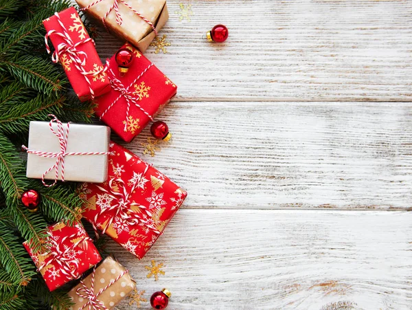 木製ボード上の装飾やギフトボックスとクリスマスの背景 — ストック写真