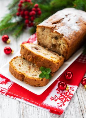 geleneksel ev yapımı stollen kurutulmuş meyve ve fındık ile