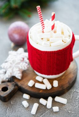 sıcak çikolata şekerleme ve zencefilli kurabiye eski bir ahşap tablo