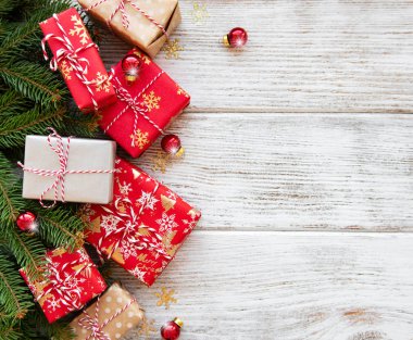 Noel arkaplanı dekorasyon ve hediye kutuları tahtanın üzerinde.