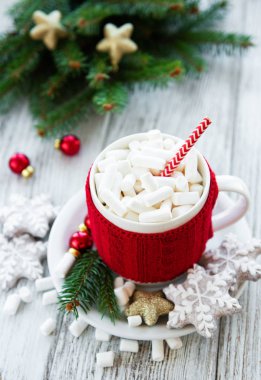 sıcak çikolata şekerleme ve zencefilli kurabiye eski bir ahşap tablo