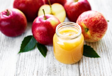 Cam ve ahşap bir masa üzerinde taze elma elma