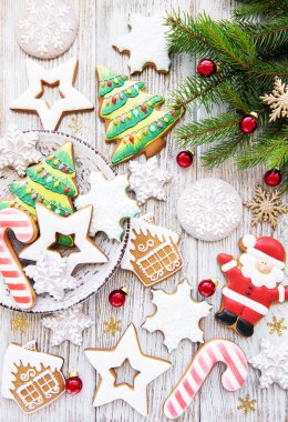 Noel kurabiyeleri ve Noel ağacı bir eski beyaz ahşap tablo