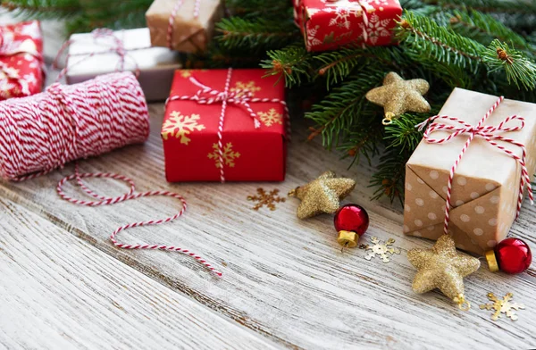 Fundo Natal Com Decorações Caixas Presente Uma Mesa Madeira Velha — Fotografia de Stock