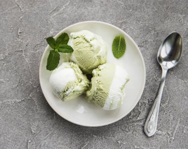 Fıstıklı dondurma ve nane ile taş zemin üzerine Antep fıstığı