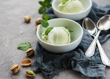 Fıstıklı dondurma ve nane ile taş zemin üzerine Antep fıstığı