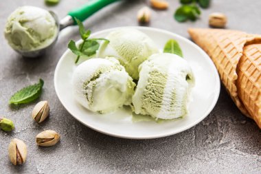 Fıstıklı dondurma ve nane ile taş zemin üzerine Antep fıstığı