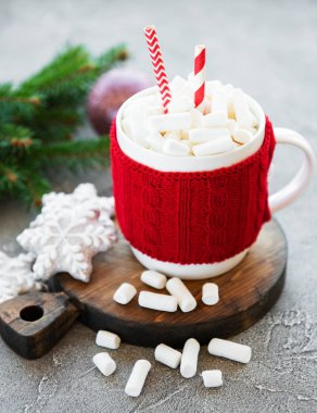 sıcak çikolata şekerleme ve zencefilli kurabiye eski bir ahşap tablo