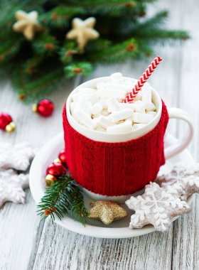 sıcak çikolata şekerleme ve zencefilli kurabiye eski bir ahşap tablo