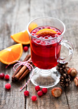 Portakal ve baharat ile sıcak mulled şarap