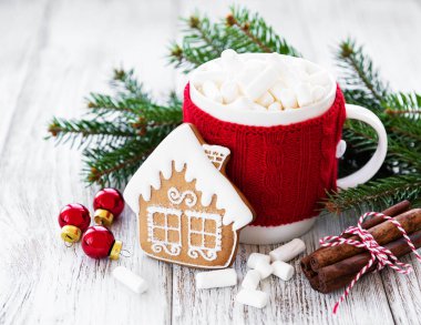 sıcak çikolata şekerleme ve zencefilli kurabiye eski bir ahşap tablo