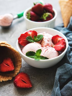 Çilekli dondurma ve waffle koni taş zemin üzerine
