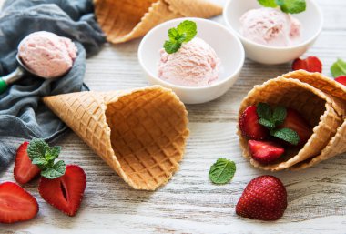 Çilekli dondurma ve waffle koni ahşap arka plan üzerinde