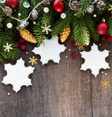 Eski ahşap arka plan üzerinde kurabiyeyle Noel dekorasyon