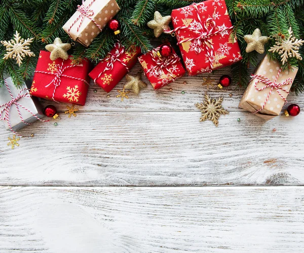 Fundo Natal Com Decorações Caixas Presente Uma Mesa Madeira Velha — Fotografia de Stock