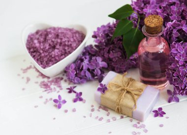 Esans eski bir ahşap zemin üzerine eflatun çiçekli