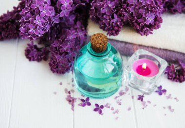 Spa ürünleri, tuz ve yağ ve Lila çiçek