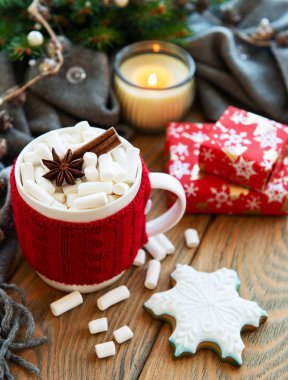 sıcak çikolata şekerleme ve zencefilli kurabiye eski bir ahşap tablo