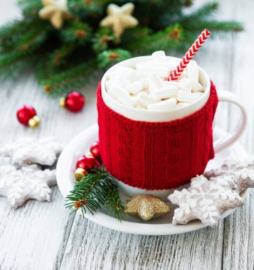 sıcak çikolata şekerleme ve zencefilli kurabiye eski bir ahşap tablo