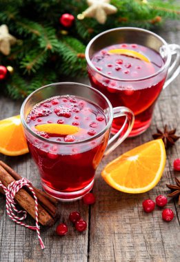 Bardak portakal ve baharat ile sıcak mulled şarap