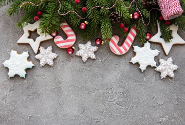 Bir beton zemin üzerine kurabiyeyle Noel dekorasyon