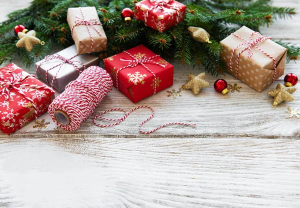 Fundo Natal Com Decorações Caixas Presente Uma Mesa Madeira Velha — Fotografia de Stock