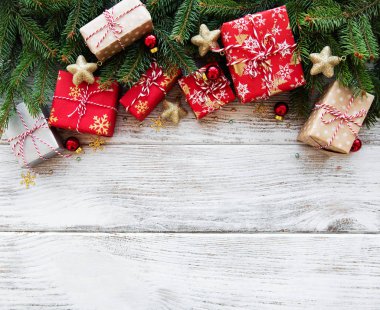 Noel süslemeleri ve hediye kutuları eski ahşap bir masa üzerinde arka plan