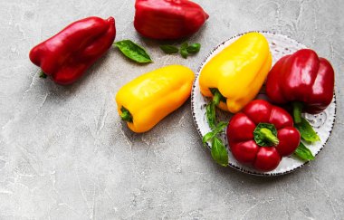 Bir beton zemin üzerine biber ile plaka