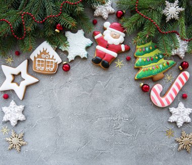 Bir beton zemin üzerine kurabiyeyle Noel dekorasyon