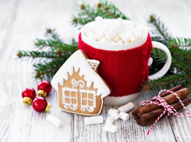 sıcak çikolata şekerleme ve zencefilli kurabiye eski bir ahşap tablo