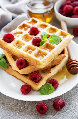 Çilek bir beton zemin üzerine plaka ile ev yapımı gözleme