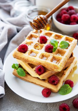 Çilek bir beton zemin üzerine plaka ile ev yapımı gözleme