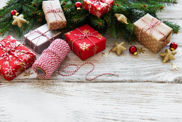 Kerstmis Achtergrond Met Versieringen Geschenkdozen Een Oud Houten Tafel — Stockfoto