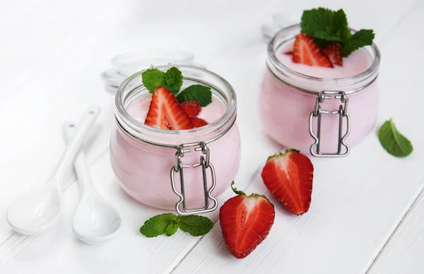 Frascos Con Yogur Fresa Sobre Una Mesa Madera Blanca —  Fotos de Stock