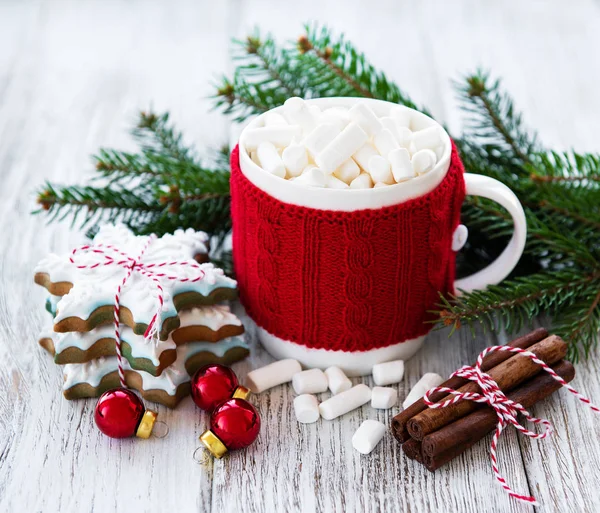 sıcak çikolata şekerleme ve gingerbread çerezleri üzerinde eski bir ahşap masa