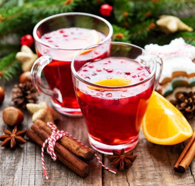 Bardak portakal ve baharat ile sıcak mulled şarap
