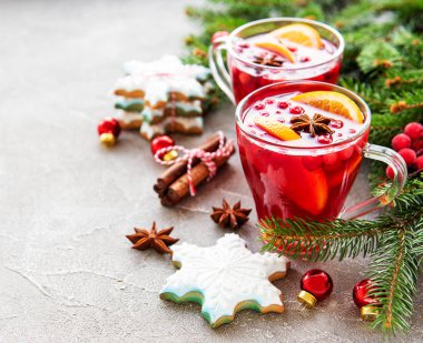 Bardak portakal ve baharat ile sıcak mulled şarap