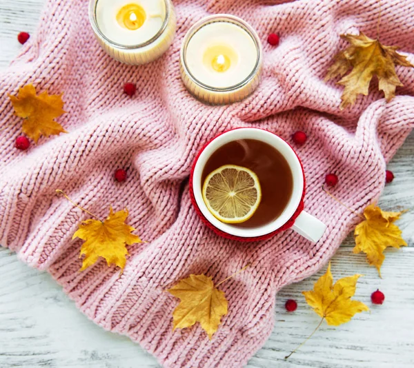 Herbstflach Auf Holzkulisse Mit Einer Tasse Tee Und Abgefallenen Trockenen — Stockfoto