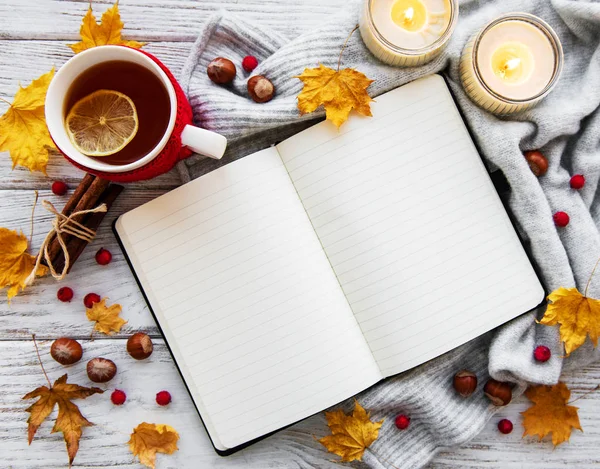 木製の背景ノート お茶や乾いた黄色い落ち葉の秋 Flatlay — ストック写真