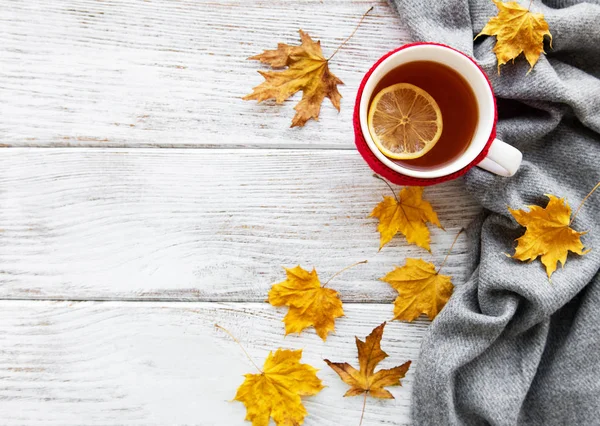お茶と乾いた黄色い落ち葉のカップと木製の背景に秋 Flatlay — ストック写真