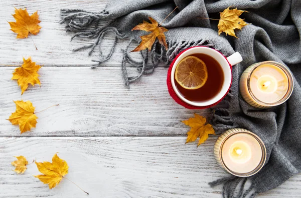 Herbstflach Auf Holzkulisse Mit Einer Tasse Tee Und Abgefallenen Trockenen — Stockfoto