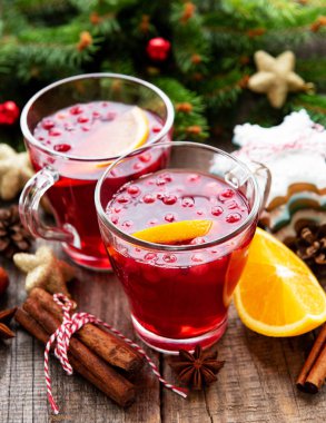 Bardak portakal ve baharat ile sıcak mulled şarap