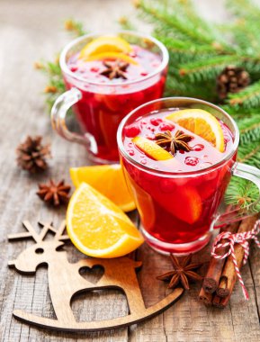 Bardak portakal ve baharat ile sıcak mulled şarap