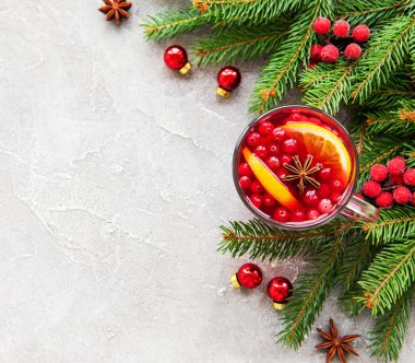 Portakal ve baharat ile sıcak mulled şarap