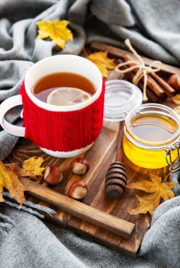  fincan çay ve bir ahşap zemin üzerine düşen kuru sarı yapraklar