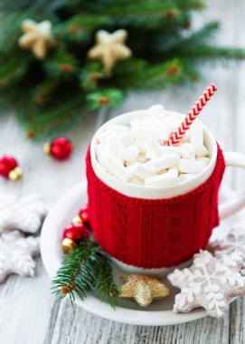 sıcak çikolata şekerleme ve zencefilli kurabiye eski bir ahşap tablo