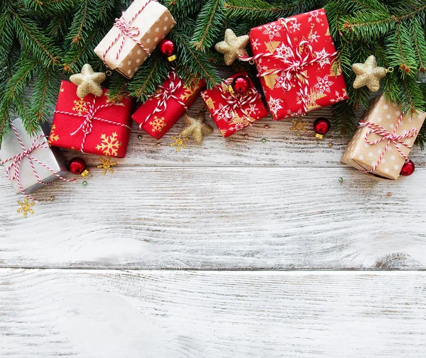 Kerstmis Achtergrond Met Versieringen Geschenkdozen Een Oud Houten Tafel — Stockfoto