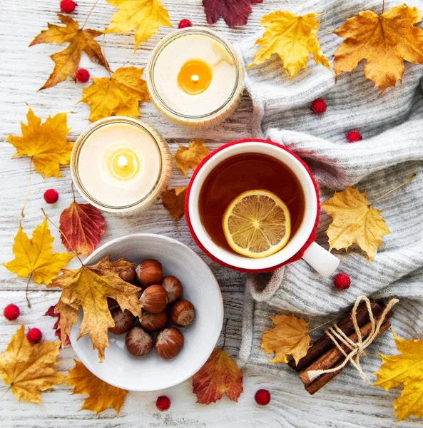 Herbstflach Auf Holzkulisse Mit Einer Tasse Tee Und Abgefallenen Trockenen — Stockfoto